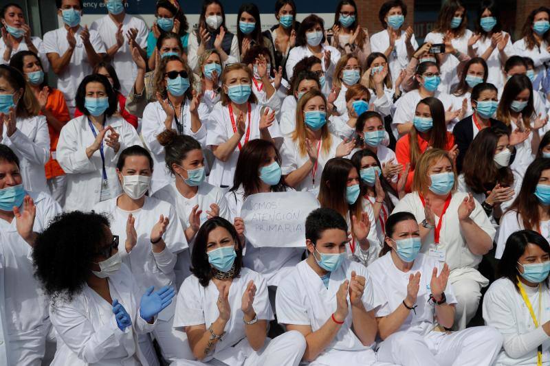 El hospital de campaña de Ifema, conocido como 'hospital milagro', cierra este viernes, 1 de mayo, con un acto solemne en homenaje a los sanitarios y tras haber superado los 4.000 pacientes atendidos durante su actividad. El acto de clausura se ha convertido en polémico para la oposición, sindicatos y redes sociales, que han acusado a la presidenta madrileña, Isabel Díaz Ayuso, de haber faltado al respeto a sanitarios y a todos los ciudadanos por haber organizado un «espectáculo» multitudinario para dar por cerrado el hospital provisional de Ifema.