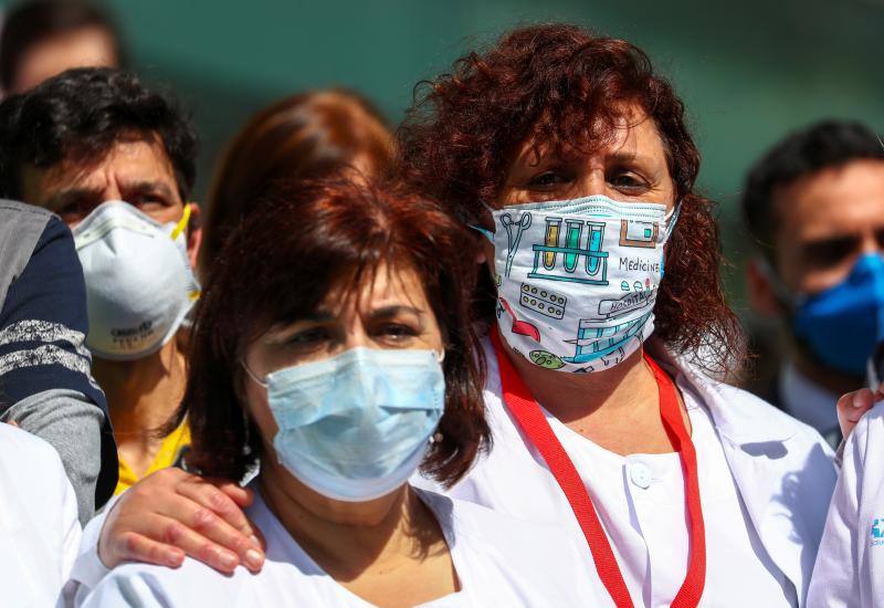 El hospital de campaña de Ifema, conocido como 'hospital milagro', cierra este viernes, 1 de mayo, con un acto solemne en homenaje a los sanitarios y tras haber superado los 4.000 pacientes atendidos durante su actividad. El acto de clausura se ha convertido en polémico para la oposición, sindicatos y redes sociales, que han acusado a la presidenta madrileña, Isabel Díaz Ayuso, de haber faltado al respeto a sanitarios y a todos los ciudadanos por haber organizado un «espectáculo» multitudinario para dar por cerrado el hospital provisional de Ifema.