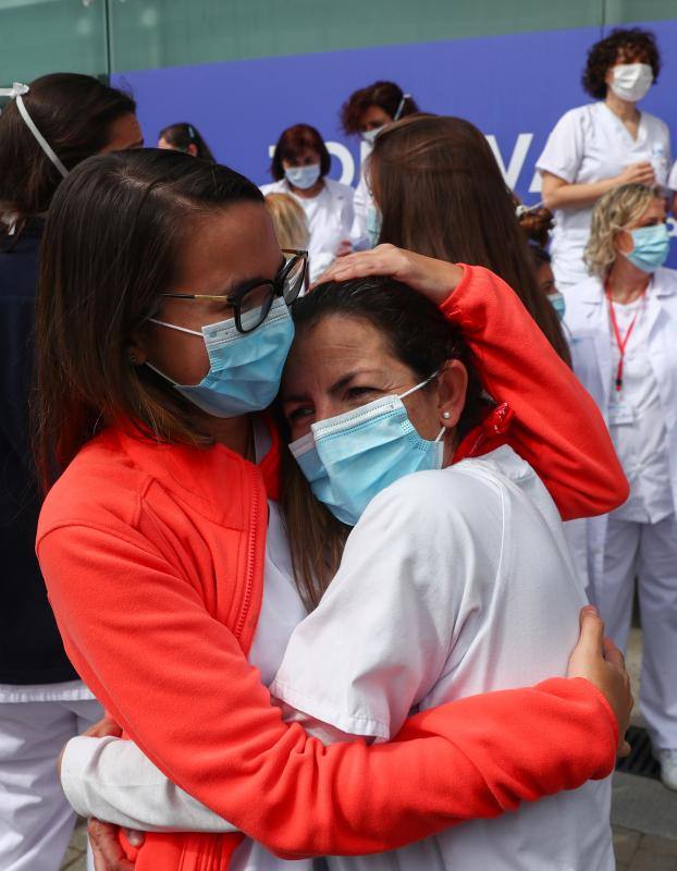 EEl hospital de campaña de Ifema, conocido como 'hospital milagro', cierra este viernes, 1 de mayo, con un acto solemne en homenaje a los sanitarios y tras haber superado los 4.000 pacientes atendidos durante su actividad. El acto de clausura se ha convertido en polémico para la oposición, sindicatos y redes sociales, que han acusado a la presidenta madrileña, Isabel Díaz Ayuso, de haber faltado al respeto a sanitarios y a todos los ciudadanos por haber organizado un «espectáculo» multitudinario para dar por cerrado el hospital provisional de Ifema.