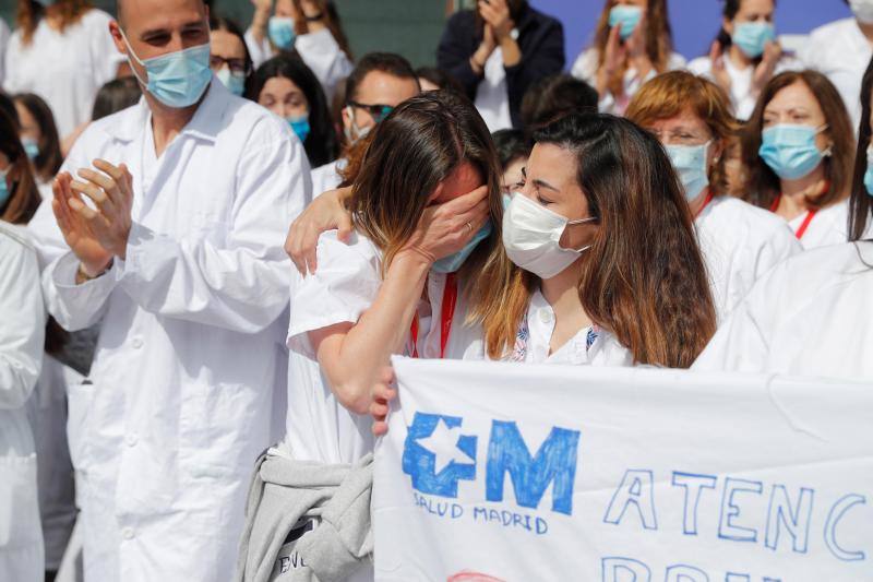 El hospital de campaña de Ifema, conocido como 'hospital milagro', cierra este viernes, 1 de mayo, con un acto solemne en homenaje a los sanitarios y tras haber superado los 4.000 pacientes atendidos durante su actividad. El acto de clausura se ha convertido en polémico para la oposición, sindicatos y redes sociales, que han acusado a la presidenta madrileña, Isabel Díaz Ayuso, de haber faltado al respeto a sanitarios y a todos los ciudadanos por haber organizado un «espectáculo» multitudinario para dar por cerrado el hospital provisional de Ifema.