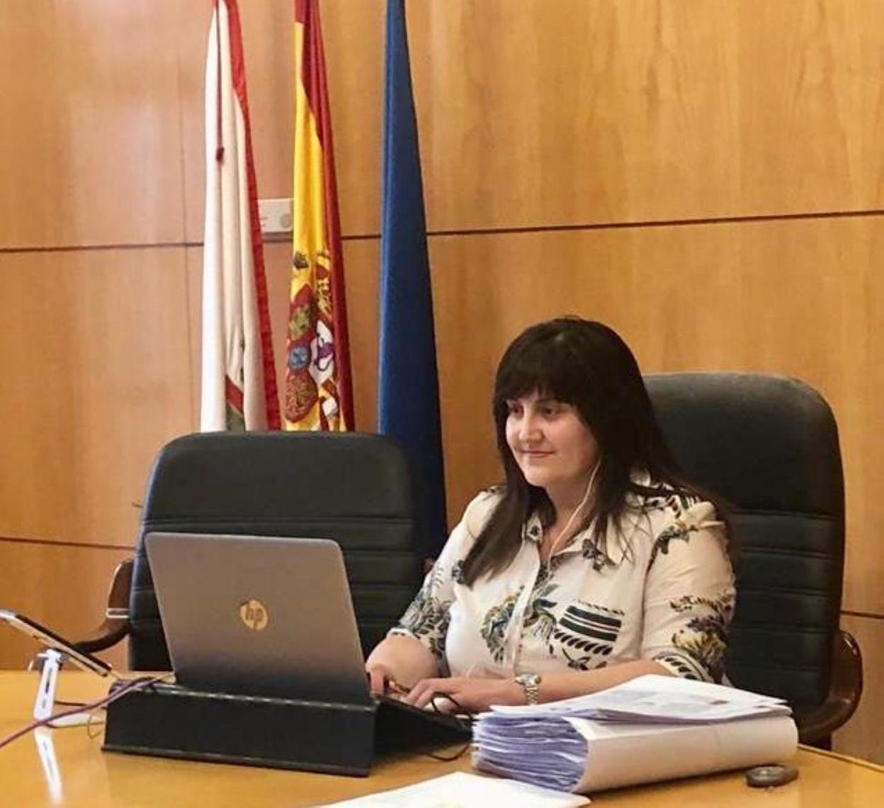La alcaldesa, sola en el salón de plenos, durante la sesión telemática. 