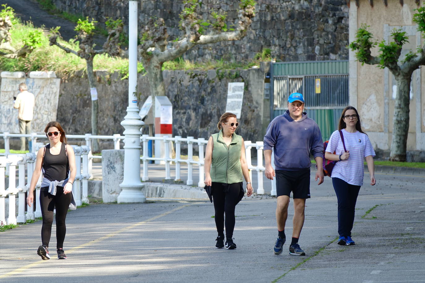 Desde las 6 de esta mañana, deportistas y paseantes reconquistaban las calles del Principado