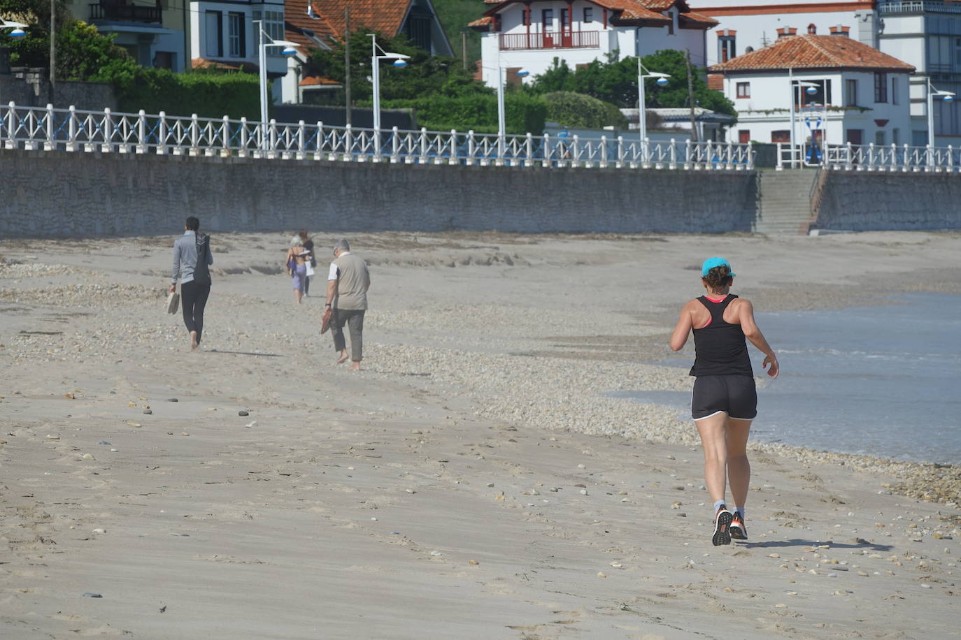 Desde las 6 de esta mañana, deportistas y paseantes reconquistaban las calles del Principado