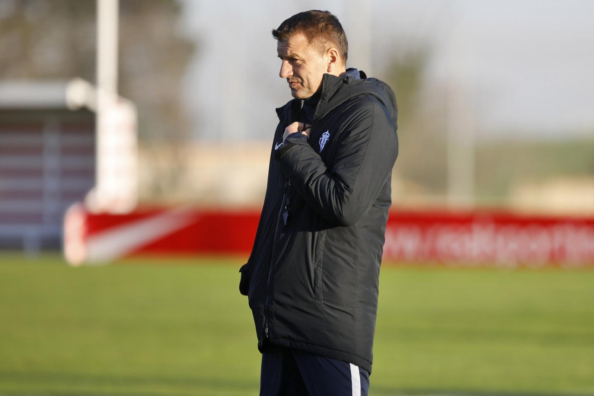 Miroslav Djukic, pensativo, durante uno de sus últimos entrenamientos en las instalaciones de Mareo.