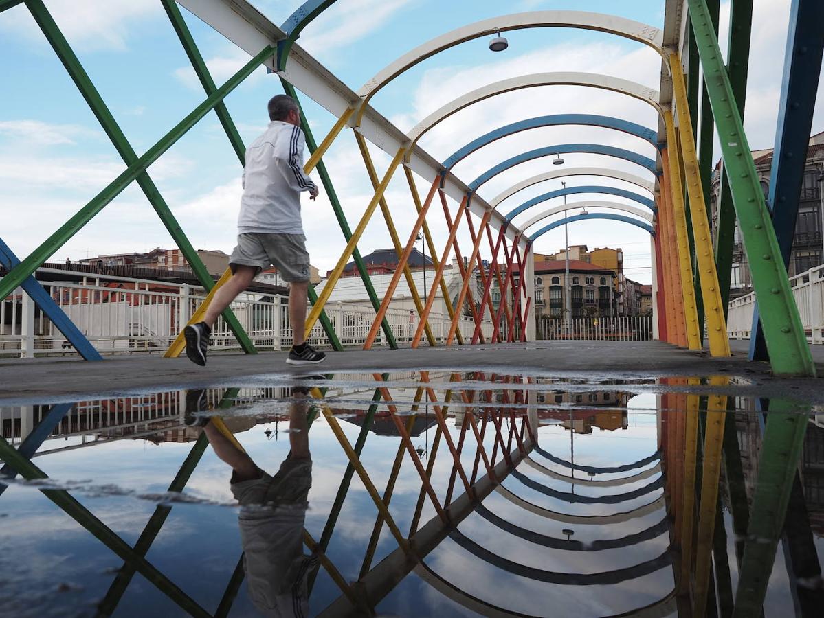 Los avilesinos han salido a las calles con ganas de recuperar tiempo perdido: ciclistas, corredores, surfistas o paseantes se han vuelto a encontrar con sus rincones favoritos.