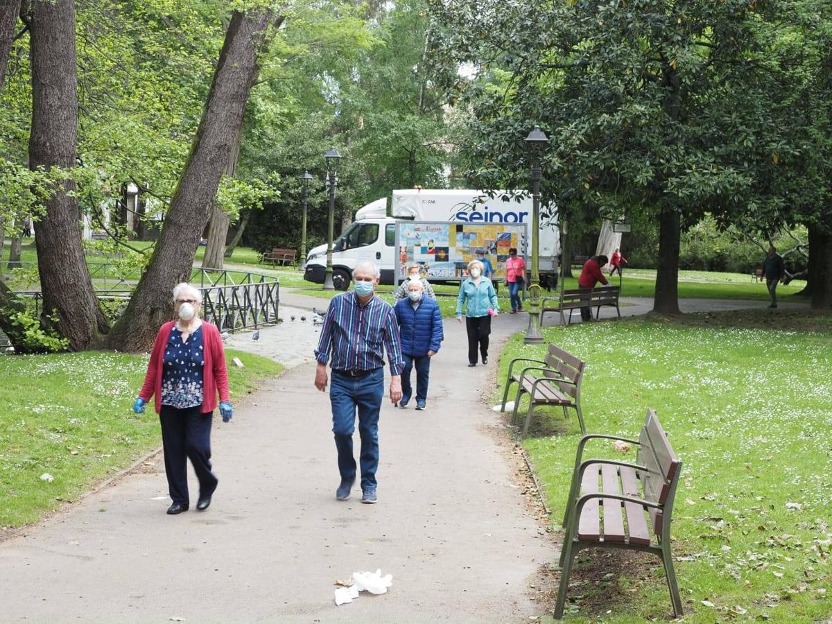 Los avilesinos han salido a las calles con ganas de recuperar tiempo perdido: ciclistas, corredores, surfistas o paseantes se han vuelto a encontrar con sus rincones favoritos.