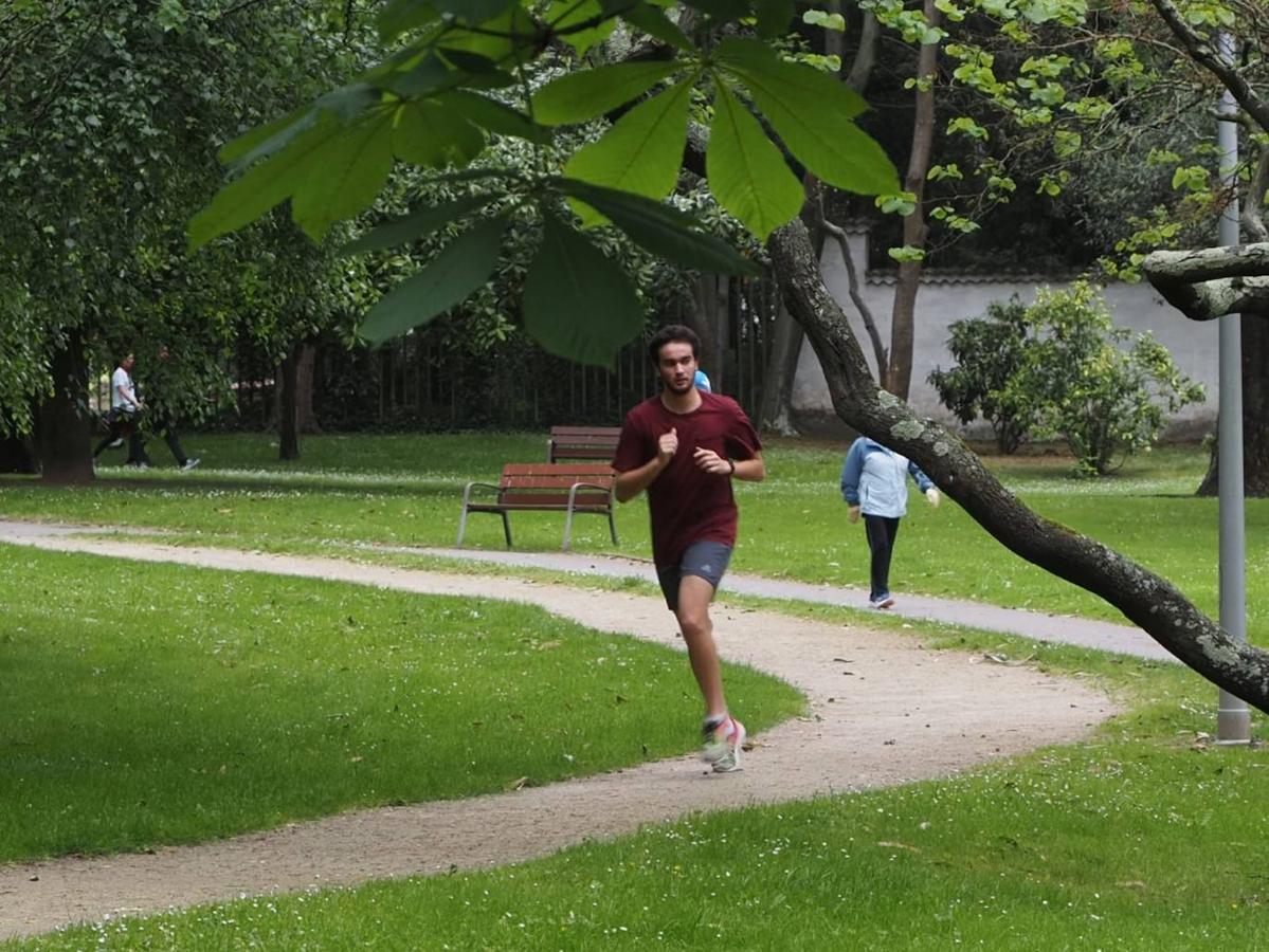 Los avilesinos han salido a las calles con ganas de recuperar tiempo perdido: ciclistas, corredores, surfistas o paseantes se han vuelto a encontrar con sus rincones favoritos.