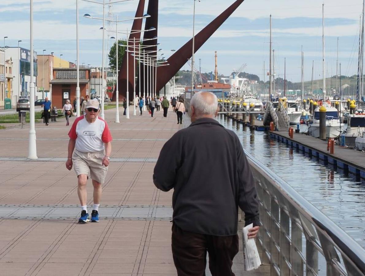 Los avilesinos han salido a las calles con ganas de recuperar tiempo perdido: ciclistas, corredores, surfistas o paseantes se han vuelto a encontrar con sus rincones favoritos.