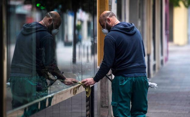 Los comercios que reabran a partir del lunes solo podrán atender a un único cliente por cada trabajador