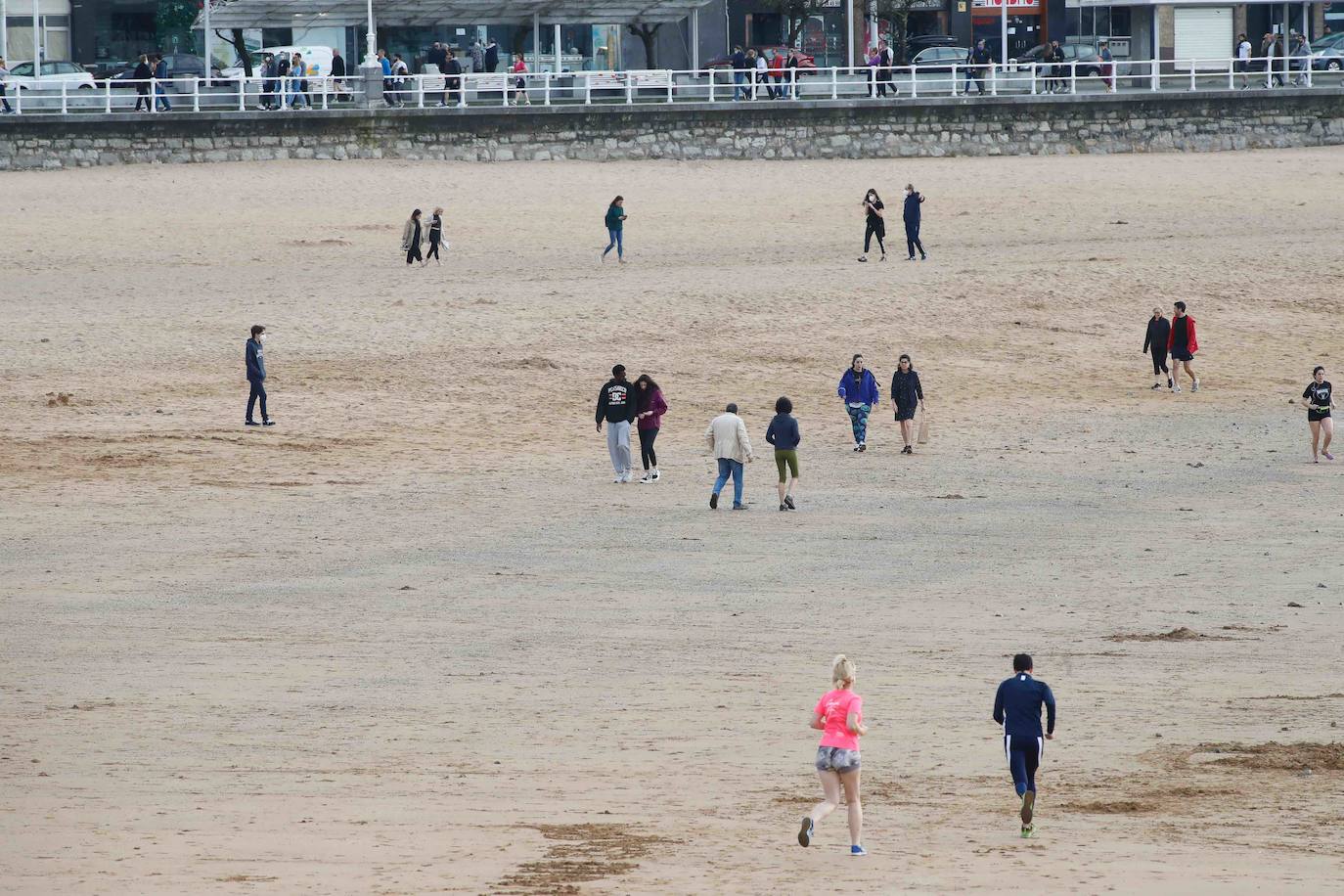 Desde las 6 de esta mañana, deportistas y paseantes reconquistaban las calles, paseos y playas tras más de 40 días confinados.