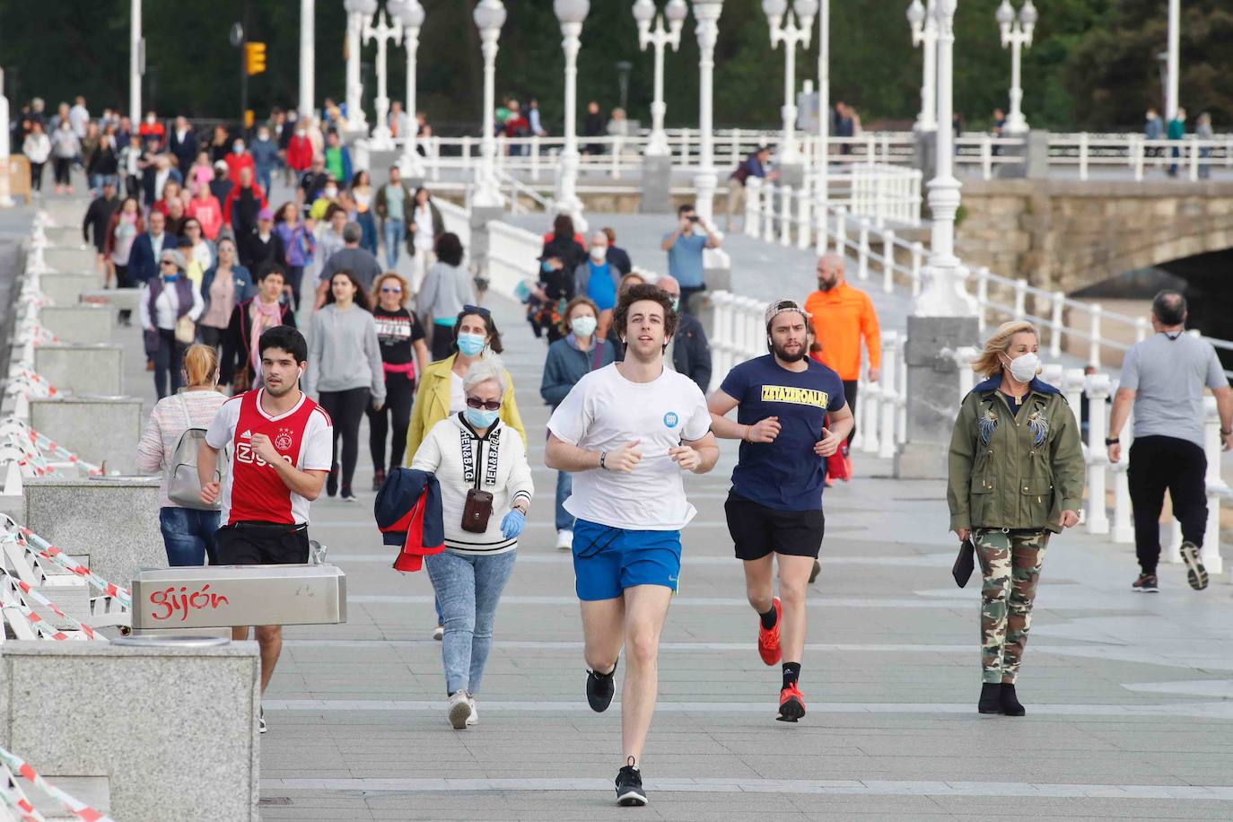 Desde las 6 de esta mañana, deportistas y paseantes reconquistaban las calles, paseos y playas tras más de 40 días confinados.