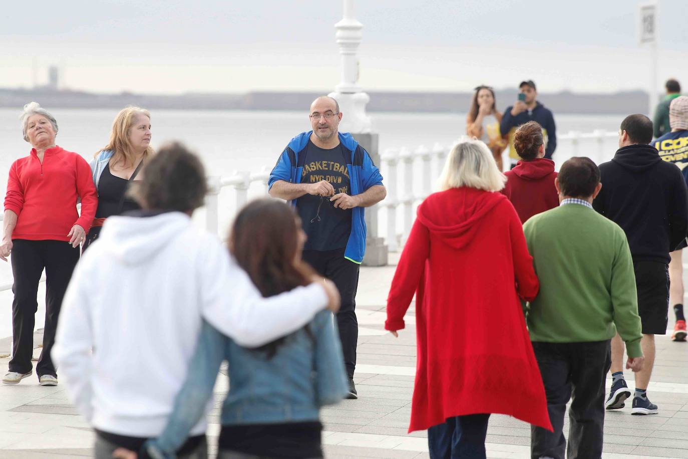 Desde las 6 de esta mañana, deportistas y paseantes reconquistaban las calles, paseos y playas tras más de 40 días confinados.