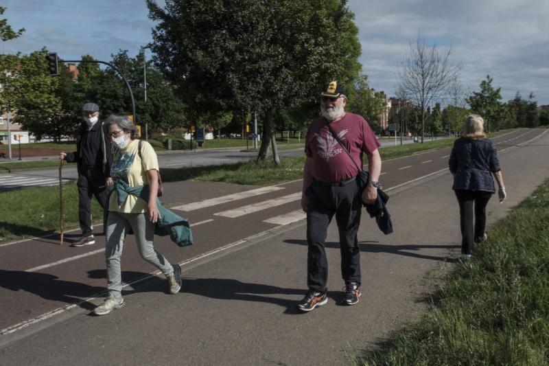 Desde las 6 de esta mañana, deportistas y paseantes reconquistaban las calles, paseos y playas tras más de 40 días confinados.