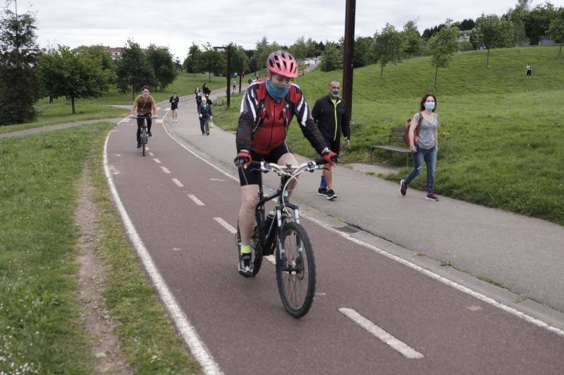 Desde las 6 de esta mañana, deportistas y paseantes reconquistaban las calles, paseos y playas tras más de 40 días confinados.