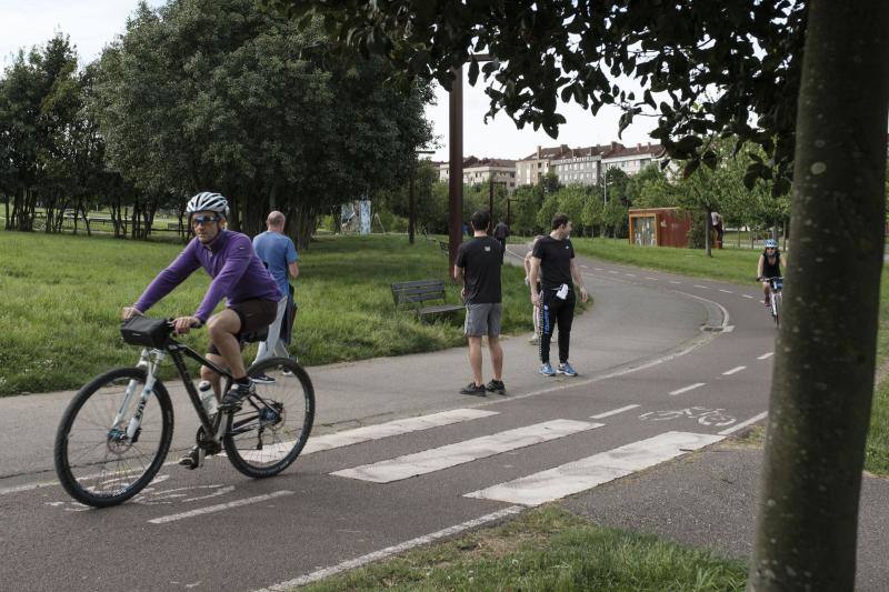 Desde las 6 de esta mañana, deportistas y paseantes reconquistaban las calles, paseos y playas tras más de 40 días confinados.