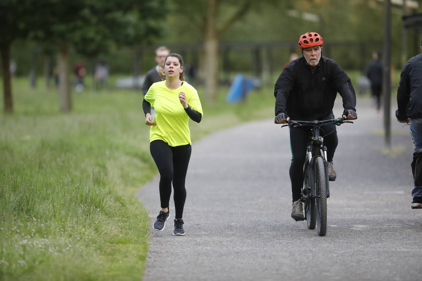 Desde las 6 de esta mañana, deportistas y paseantes reconquistaban las calles, paseos y playas tras más de 40 días confinados.