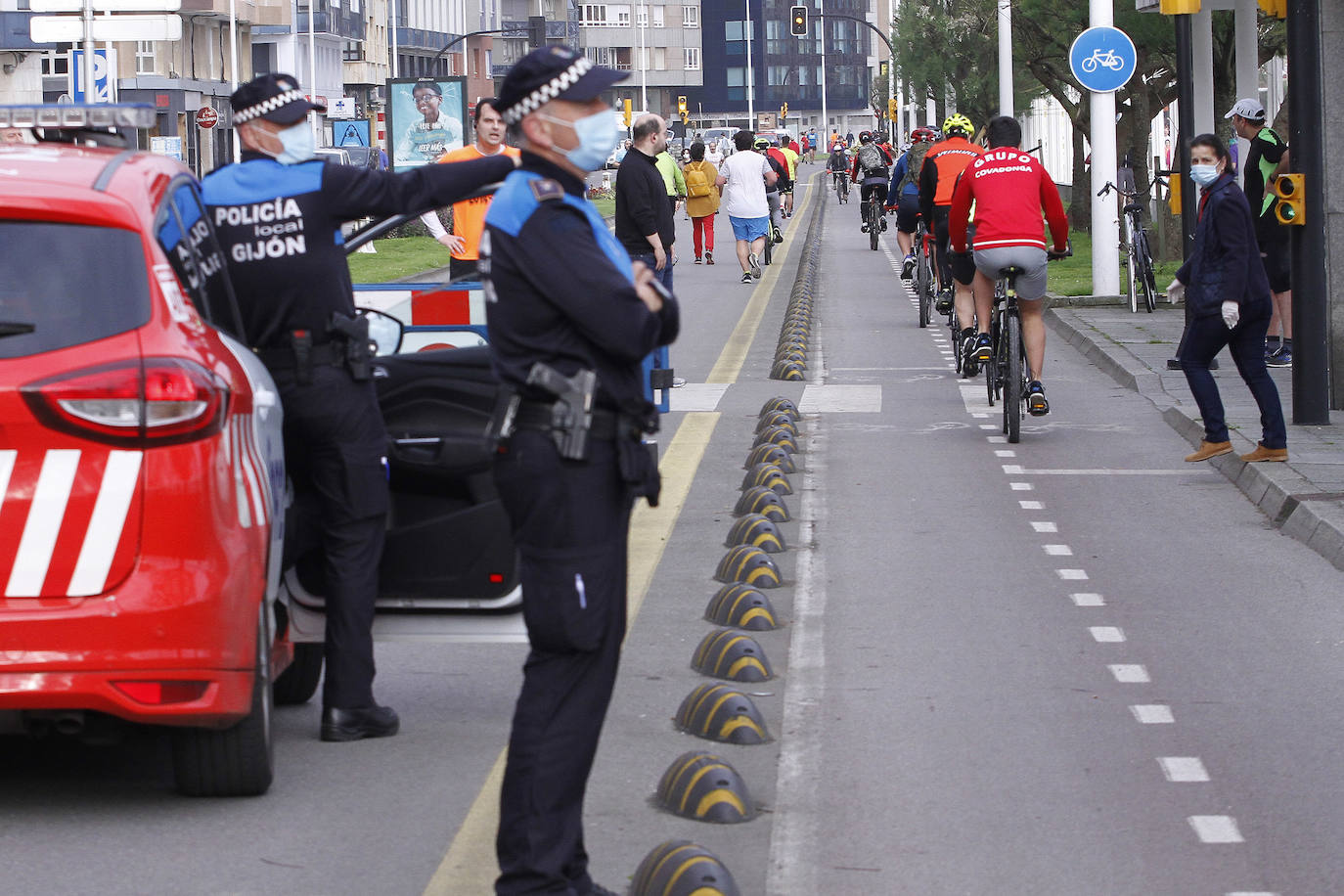 Desde las 6 de esta mañana, deportistas y paseantes reconquistaban las calles, paseos y playas tras más de 40 días confinados.