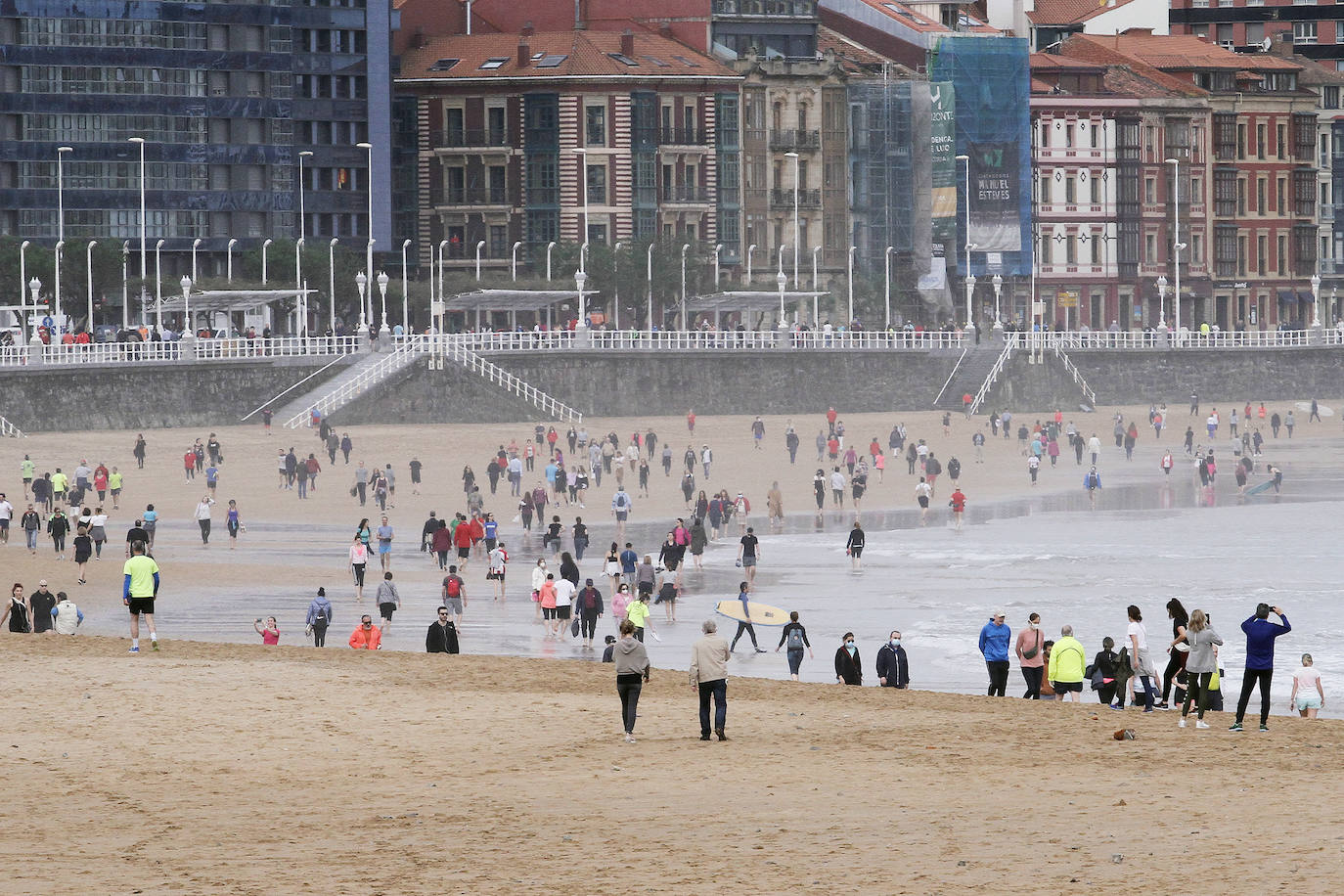 Desde las 6 de esta mañana, deportistas y paseantes reconquistaban las calles, paseos y playas tras más de 40 días confinados.