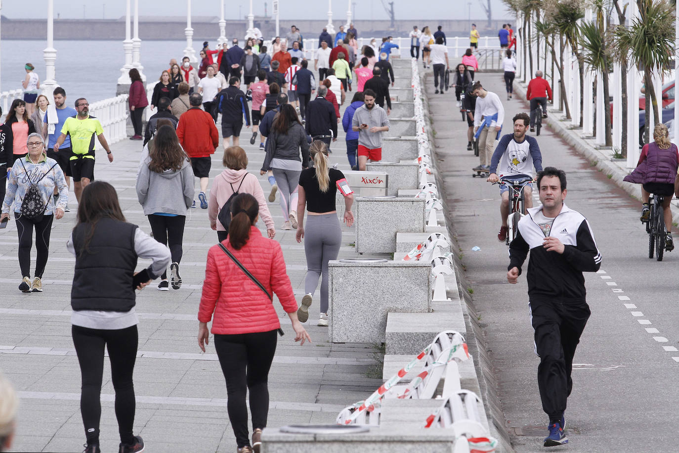 Desde las 6 de esta mañana, deportistas y paseantes reconquistaban las calles, paseos y playas tras más de 40 días confinados.