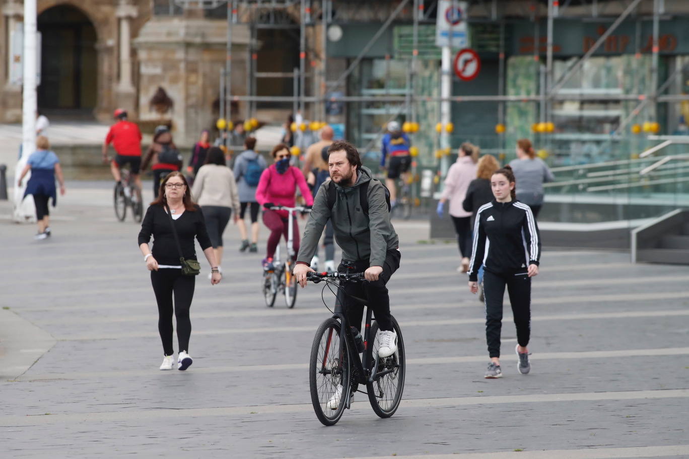 Desde las 6 de esta mañana, deportistas y paseantes reconquistaban las calles, paseos y playas tras más de 40 días confinados.