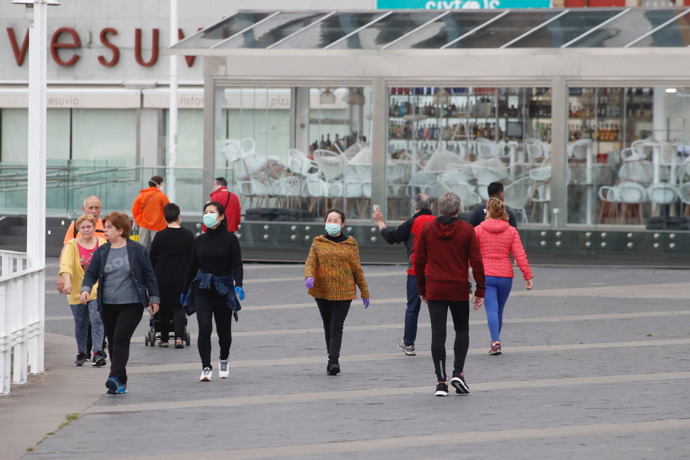 Desde las 6 de esta mañana, deportistas y paseantes reconquistaban las calles, paseos y playas tras más de 40 días confinados.