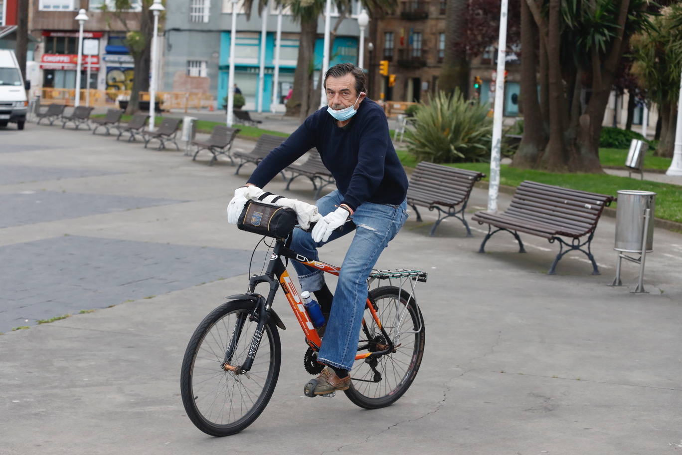 Desde las 6 de esta mañana, deportistas y paseantes reconquistaban las calles, paseos y playas tras más de 40 días confinados.