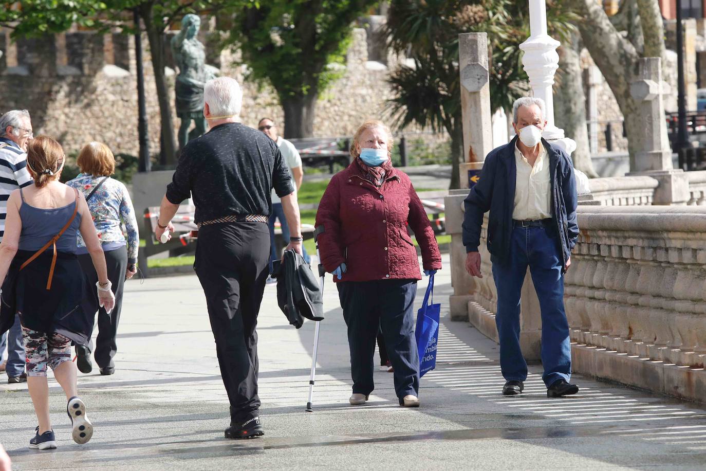 Desde las 6 de esta mañana, deportistas y paseantes reconquistaban las calles, paseos y playas tras más de 40 días confinados.