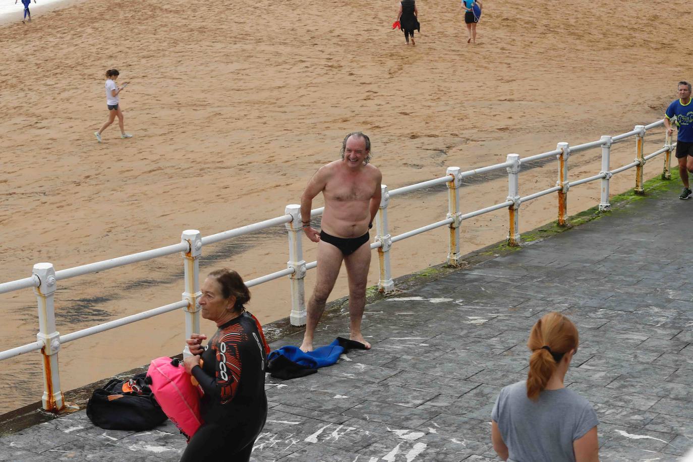 Desde las 6 de esta mañana, deportistas y paseantes reconquistaban las calles, paseos y playas tras más de 40 días confinados.