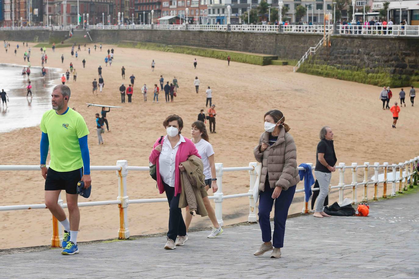 Desde las 6 de esta mañana, deportistas y paseantes reconquistaban las calles del Principado