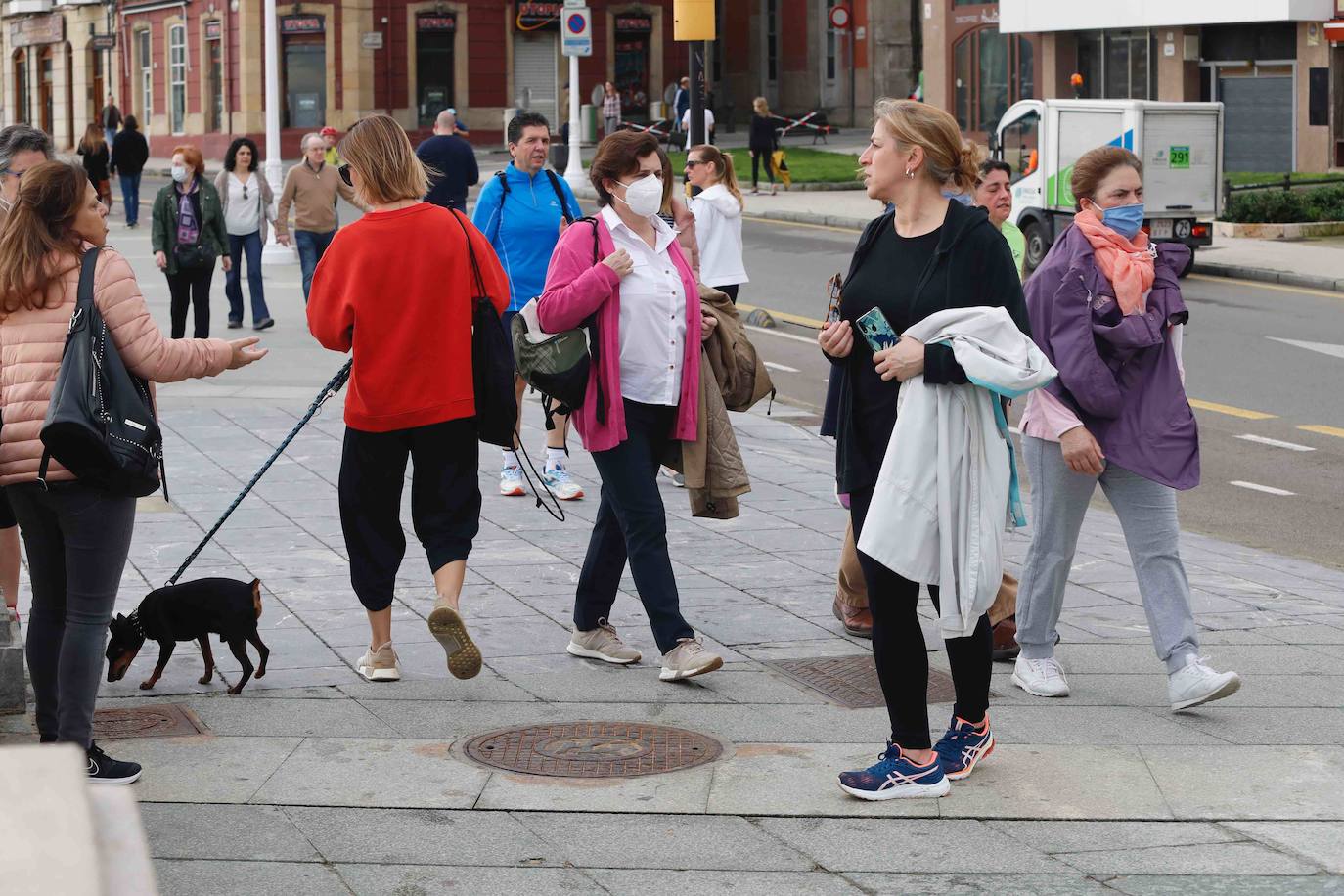 Desde las 6 de esta mañana, deportistas y paseantes reconquistaban las calles, paseos y playas tras más de 40 días confinados.
