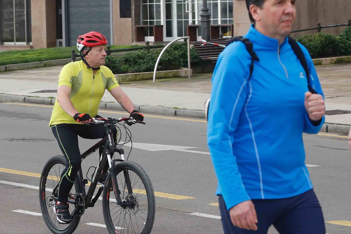 Desde las 6 de esta mañana, deportistas y paseantes reconquistaban las calles, paseos y playas tras más de 40 días confinados.