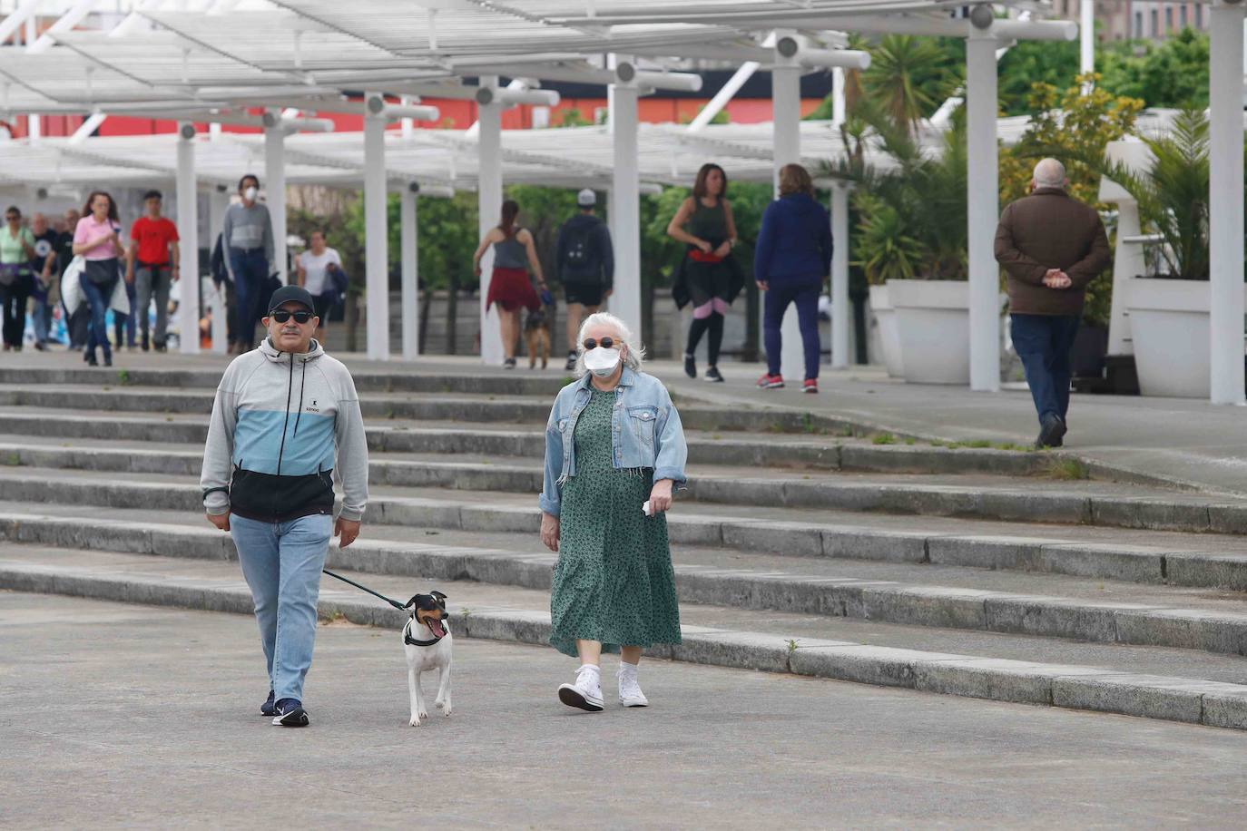 Desde las 6 de esta mañana, deportistas y paseantes reconquistaban las calles, paseos y playas tras más de 40 días confinados.