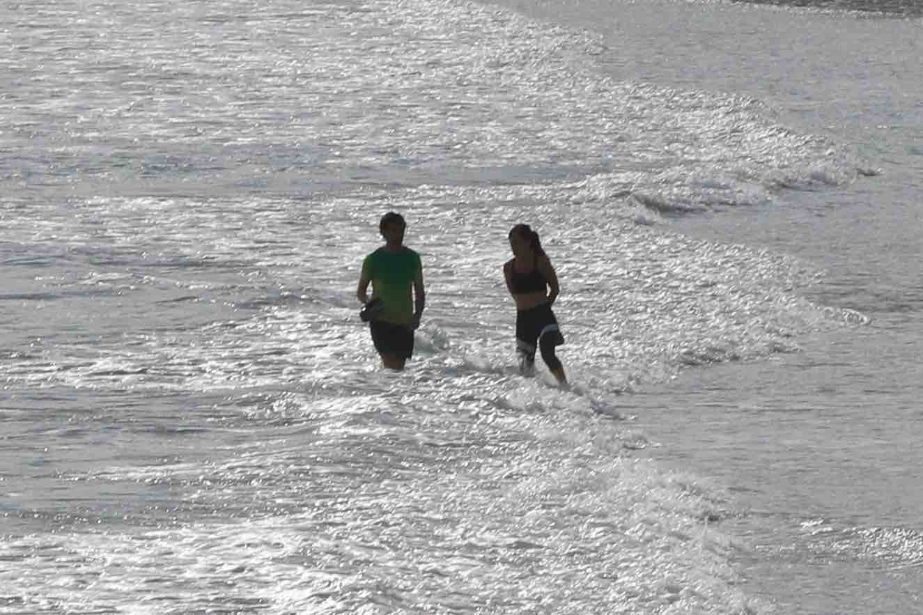 Desde las 6 de esta mañana, deportistas y paseantes reconquistaban las calles, paseos y playas tras más de 40 días confinados.