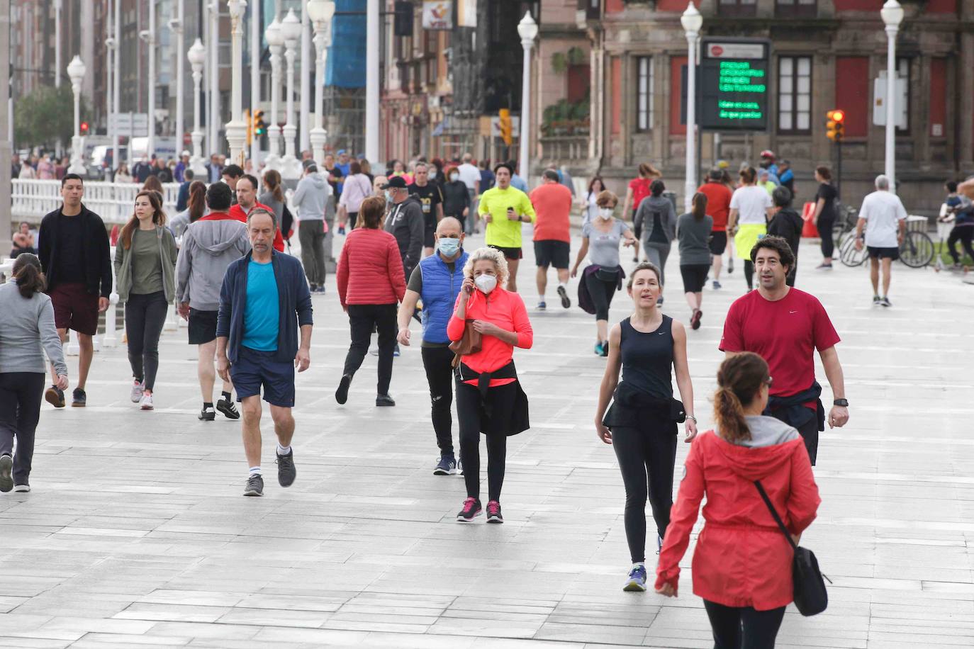 Desde las 6 de esta mañana, deportistas y paseantes reconquistaban las calles del Principado