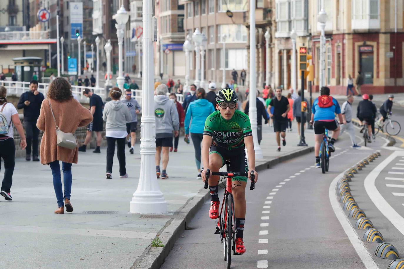 Desde las 6 de esta mañana, deportistas y paseantes reconquistaban las calles, paseos y playas tras más de 40 días confinados.