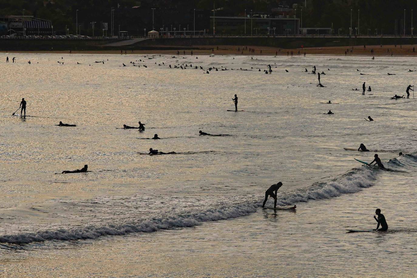 Desde las 6 de esta mañana, deportistas y paseantes reconquistaban las calles, paseos y playas tras más de 40 días confinados.