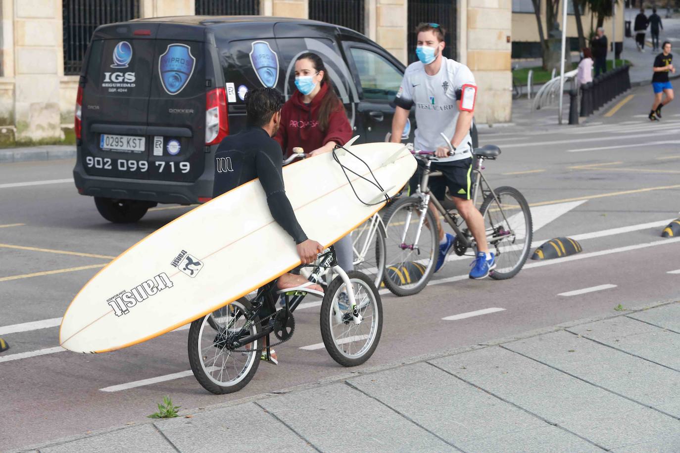 Desde las 6 de esta mañana, deportistas y paseantes reconquistaban las calles, paseos y playas tras más de 40 días confinados.