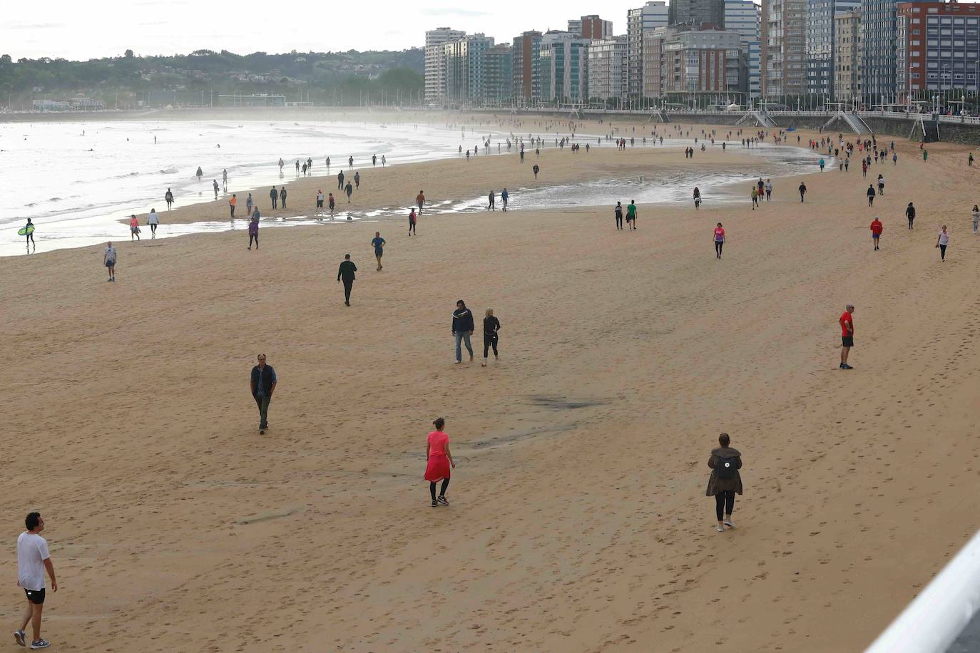 Desde las 6 de esta mañana, deportistas y paseantes reconquistaban las calles, paseos y playas tras más de 40 días confinados.