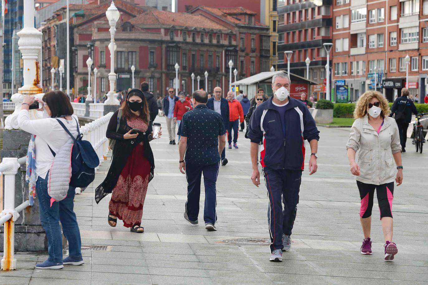 Desde las 6 de esta mañana, deportistas y paseantes reconquistaban las calles, paseos y playas tras más de 40 días confinados.