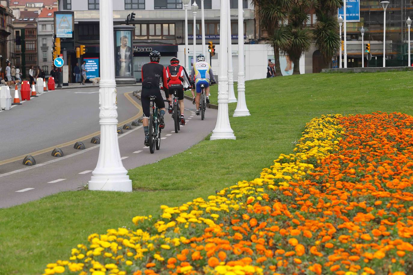 Desde las 6 de esta mañana, deportistas y paseantes reconquistaban las calles, paseos y playas tras más de 40 días confinados.