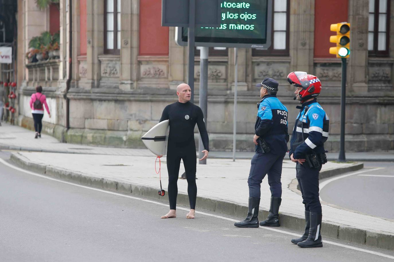 Desde las 6 de esta mañana, deportistas y paseantes reconquistaban las calles, paseos y playas tras más de 40 días confinados.