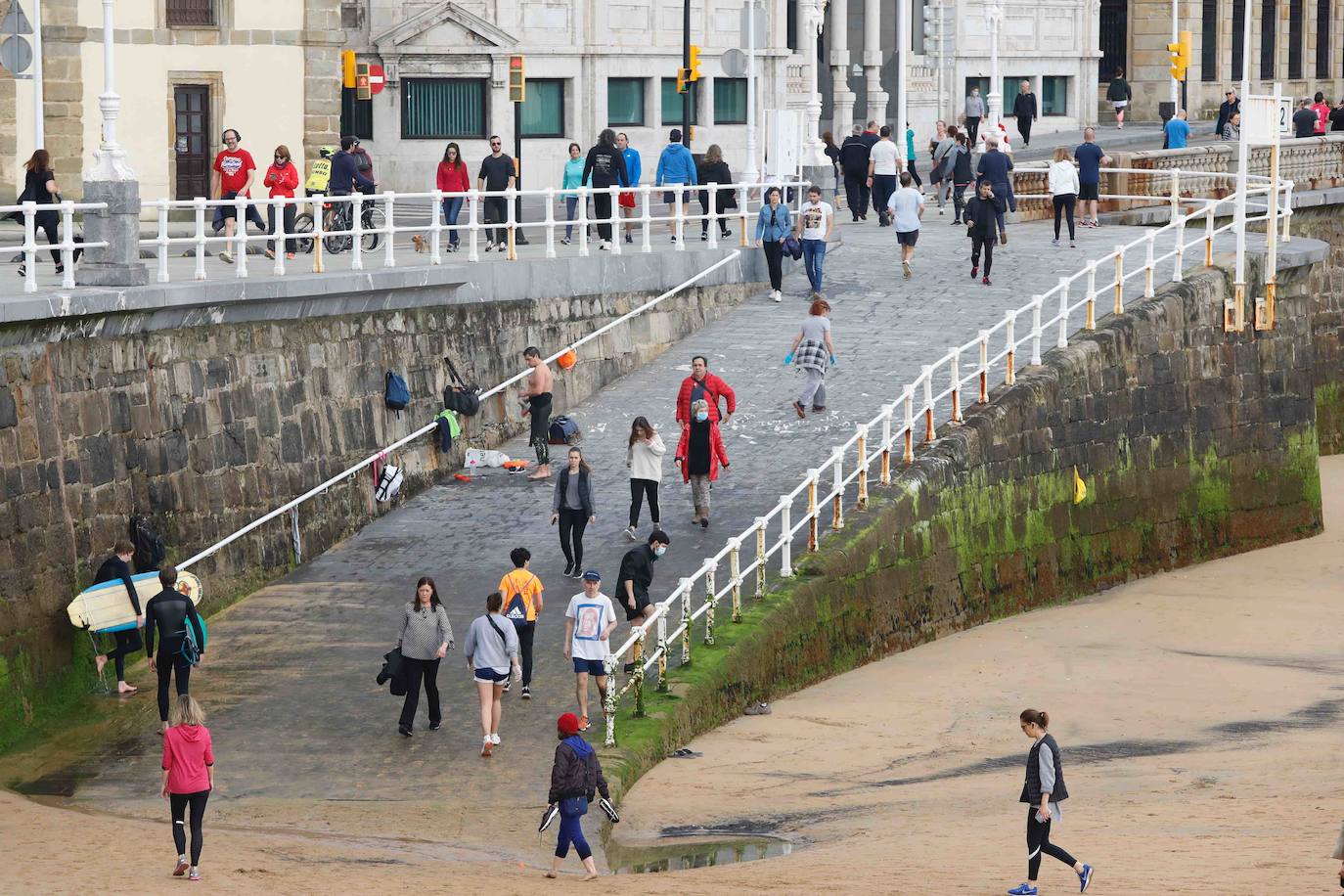 Desde las 6 de esta mañana, deportistas y paseantes reconquistaban las calles, paseos y playas tras más de 40 días confinados.