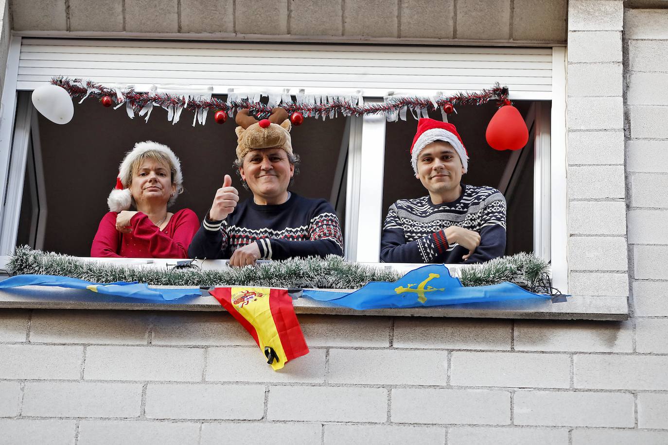 Los vecinos de Contrueces quisieron comenzar la desescalada de una manera original. Como si de Nochevieja se tratara, recibieron esta fase con campanadas, uvas y música.