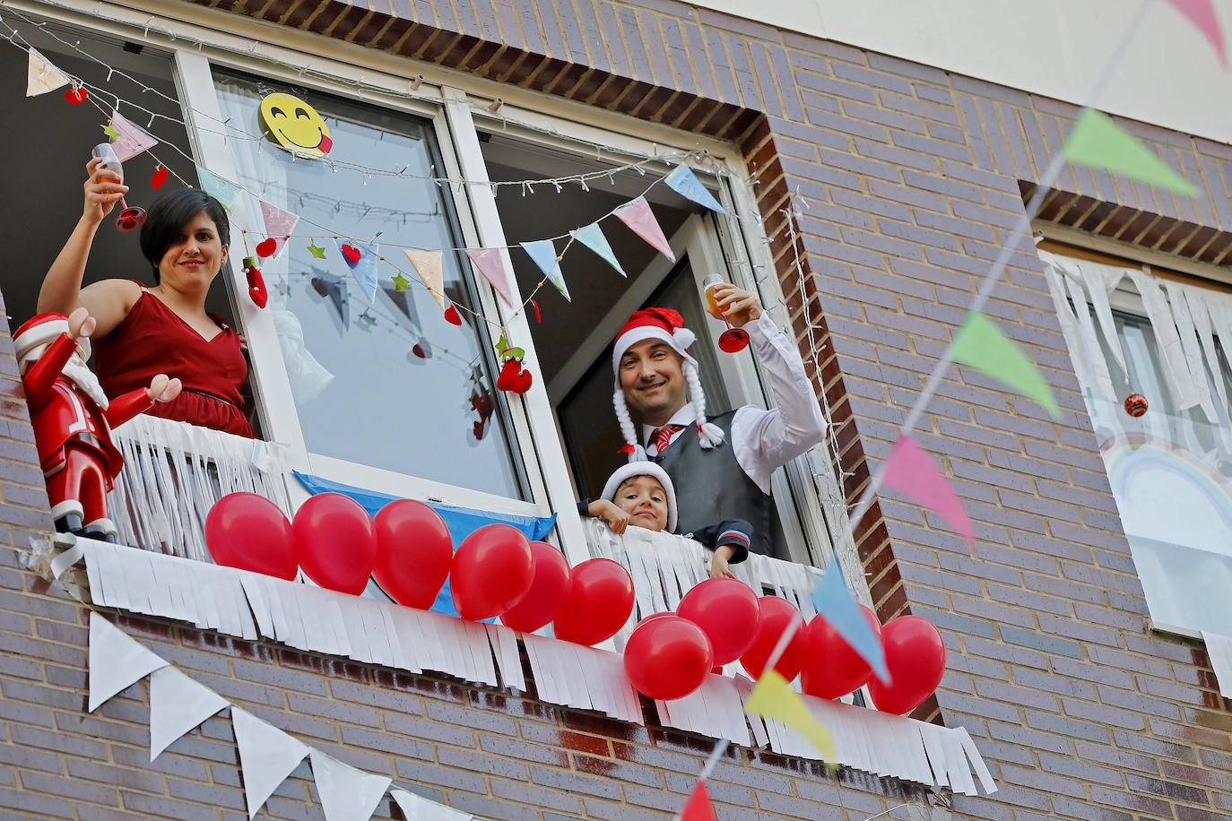 Los vecinos de Contrueces quisieron comenzar la desescalada de una manera original. Como si de Nochevieja se tratara, recibieron esta fase con campanadas, uvas y música.