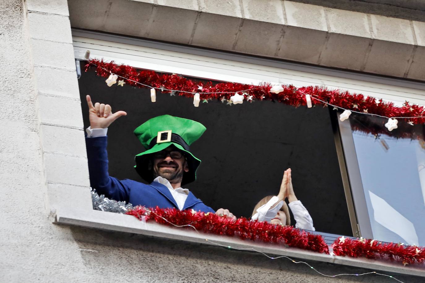 Los vecinos de Contrueces quisieron comenzar la desescalada de una manera original. Como si de Nochevieja se tratara, recibieron esta fase con campanadas, uvas y música.