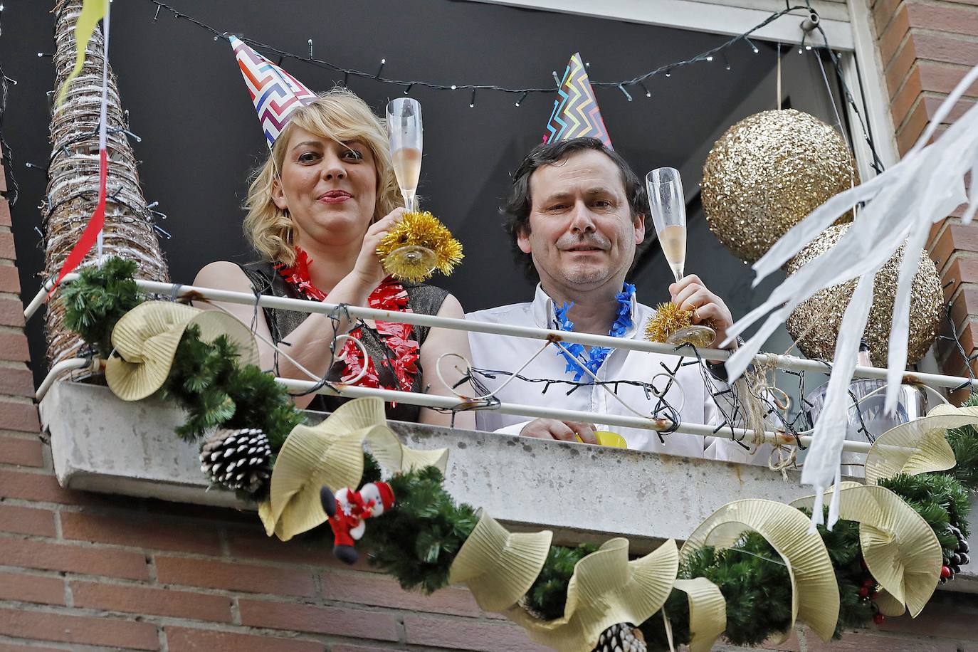 Los vecinos de Contrueces quisieron comenzar la desescalada de una manera original. Como si de Nochevieja se tratara, recibieron esta fase con campanadas, uvas y música.