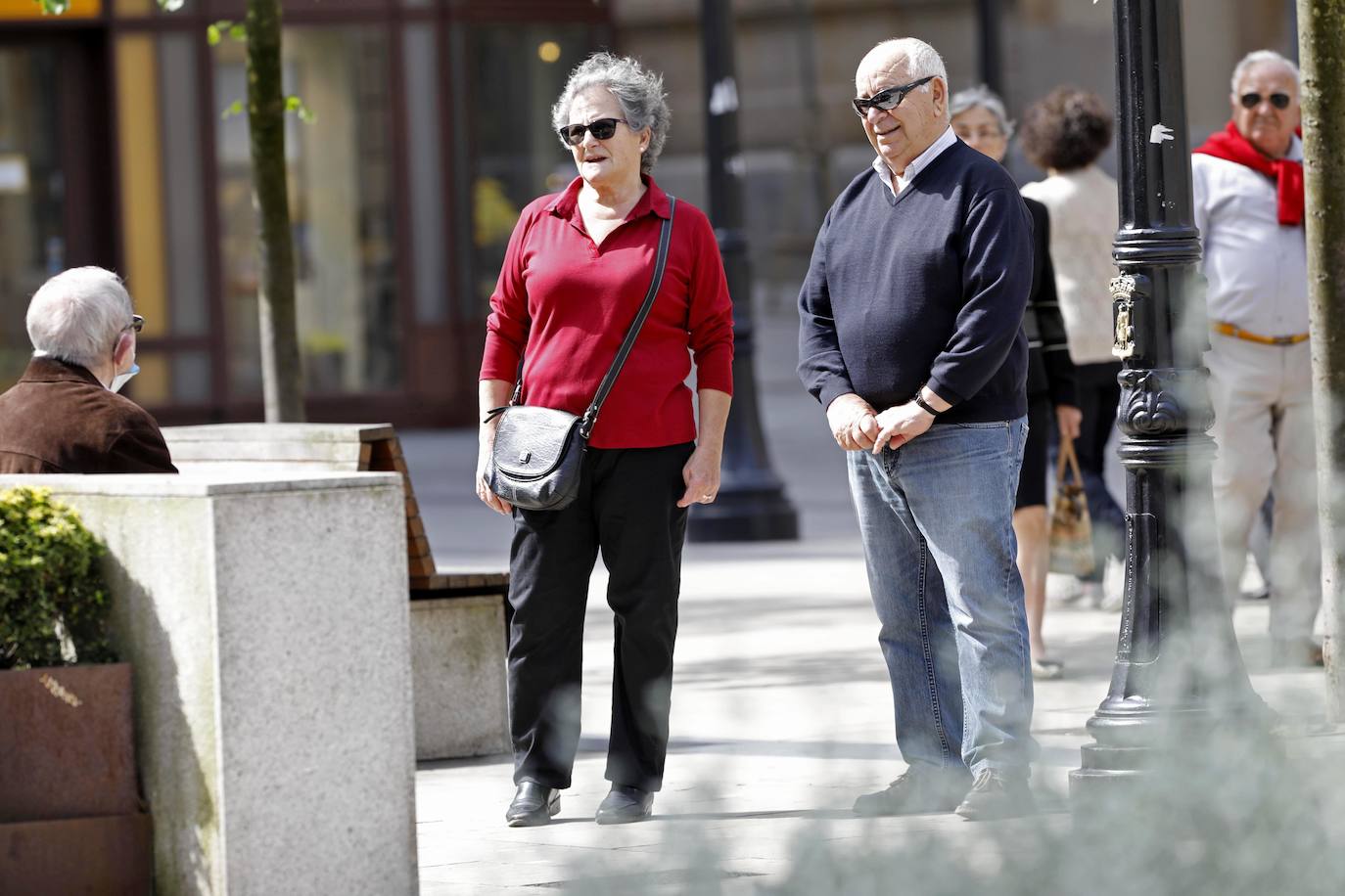 Las salidas de los asturianos para pasear o hacer deporte son algo más contenidas este domingo, aunque la afluencia sigue siendo importante en playas y parques. El control policial se intensifica en esta segunda jornada de libertad.
