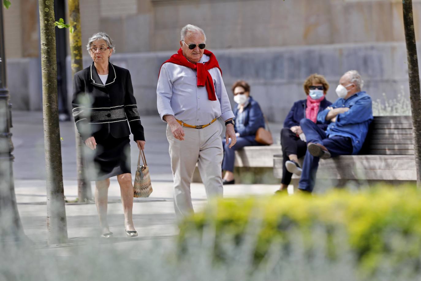 Las salidas de los asturianos para pasear o hacer deporte son algo más contenidas este domingo, aunque la afluencia sigue siendo importante en playas y parques. El control policial se intensifica en esta segunda jornada de libertad.