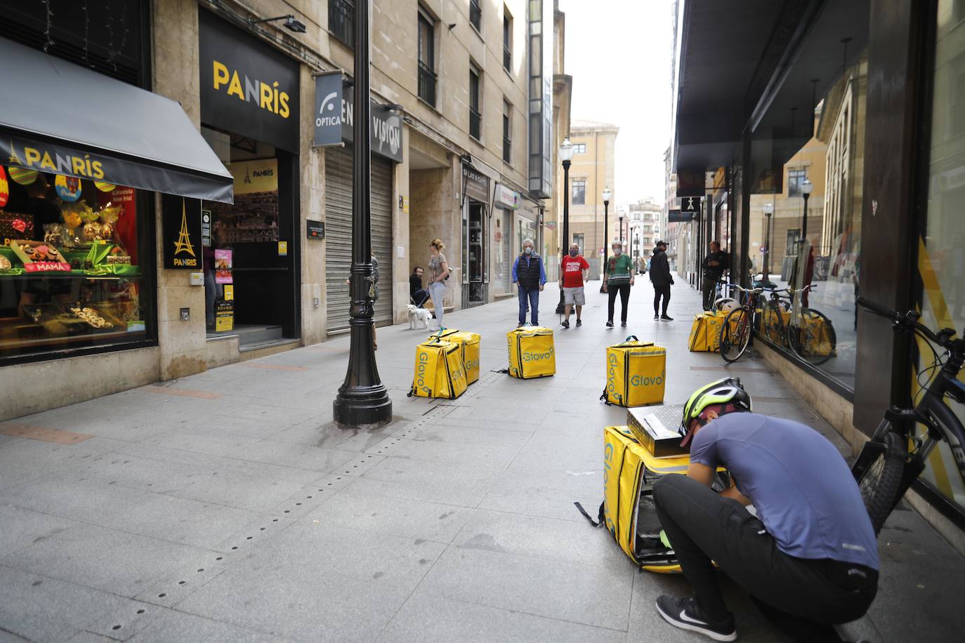 Las salidas de los asturianos para pasear o hacer deporte son algo más contenidas este domingo, aunque la afluencia sigue siendo importante en playas y parques. El control policial se intensifica en esta segunda jornada de libertad.