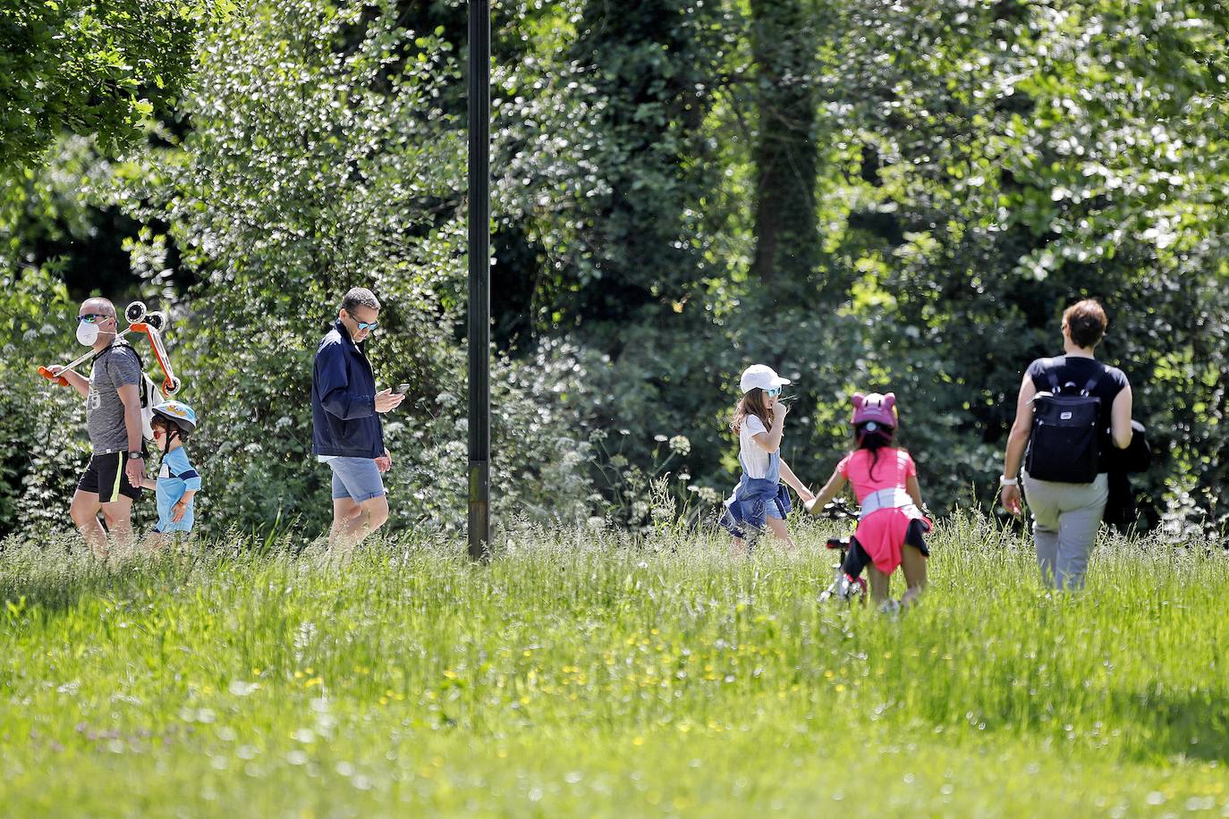 Las salidas de los asturianos para pasear o hacer deporte son algo más contenidas este domingo, aunque la afluencia sigue siendo importante en playas y parques. El control policial se intensifica en esta segunda jornada de libertad.